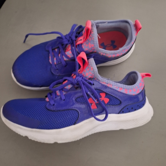 Girls under armour shoes, size 4y - Picture 3 of 5